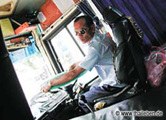 foto_busfahrer Bangkoker Busfahrer bei der Arbeit.
