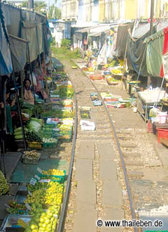 foto_eisenbahnmarkt01 Markisen weg und durch: Wenn der Zug kommt, macht der MArkt für zwei Minuten Pause. Gleich danach sieht wieder alles aus zu vorher.