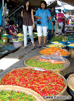 foto_eisenbahnmarkt03 Der Markt auf den Schienen in Samut Songkhram.