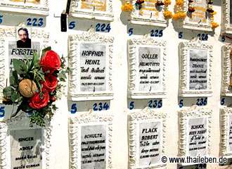 foto_letzteruhe02 Exotische Namen in Bangkok: Die "Deutsche Wand" im Wat Sunthorn Thammathan.