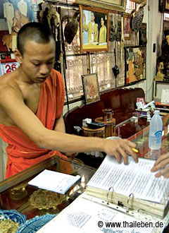 foto_tattoo_tempel03 Im Devotionalienshop wird das gewünschte Motiv ausgewählt.
