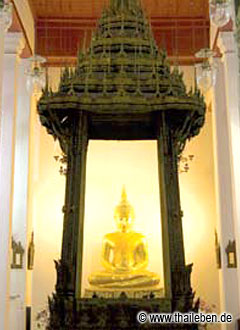 foto_watpho_beinacht02 Der Buddha im Sala Karn Parien blickt direkt auf den Wat Arun.