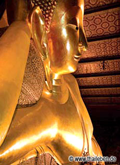foto_watpho_beinacht04 Touristenmagnet in Bangkok: Der liegende Buddha im Wat Pho.